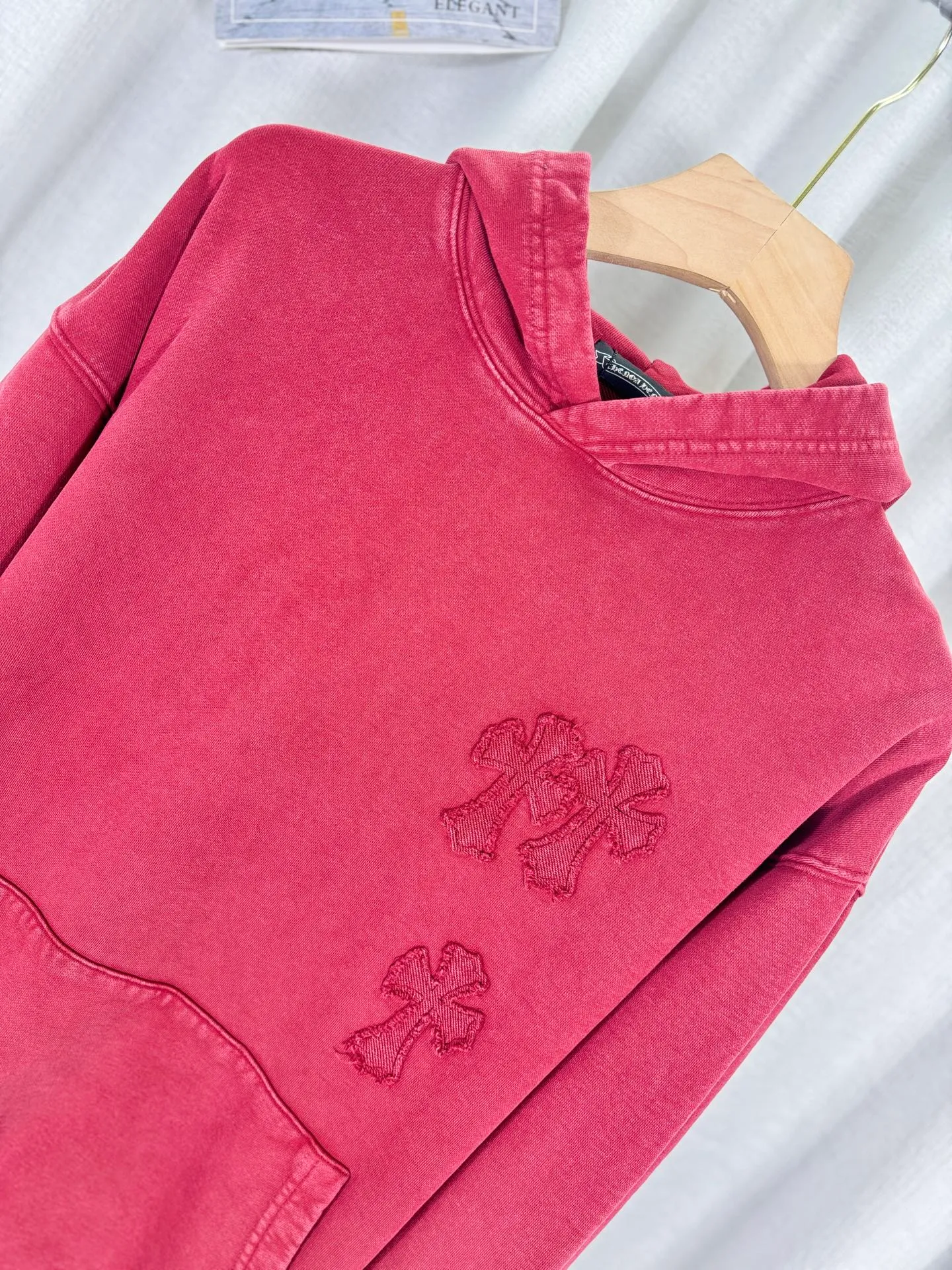 P310 top version, real shot without P, ​​different from market currency) 𝗖𝗵𝗿𝗼𝗺𝗲 𝗛𝗲𝗮𝗿𝘁𝘀/Cro Heart 2025 washed and burned flower patch embroidered autumn and winter new original single counter American style 3D three-dimensional couple casual hooded sweatshirt 👑The highest version! Customized fabric 480g tripe terry fabric! American acid-washed and distressed original fabric, laser burning + patch embroidery, exquisite embroidery of letters! The best-selling model in the counter, very comfortable to wear. Accessories: original molded and authenticated collar label➕100% silk wash label. Genuine purchase-grade original hangtag➕matching hanging rope➕3D hanging beads➕original packaging bag. Craftsmanship: The original version has consistent wiring! The highest version of the armhole matching technique! Color: Black Red Size: S M L XL Style No.: 9331